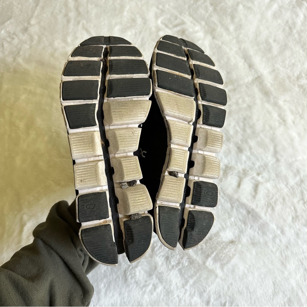 On Running Women’s Cloud 5 Size 7.5 - Picture 4 of 10